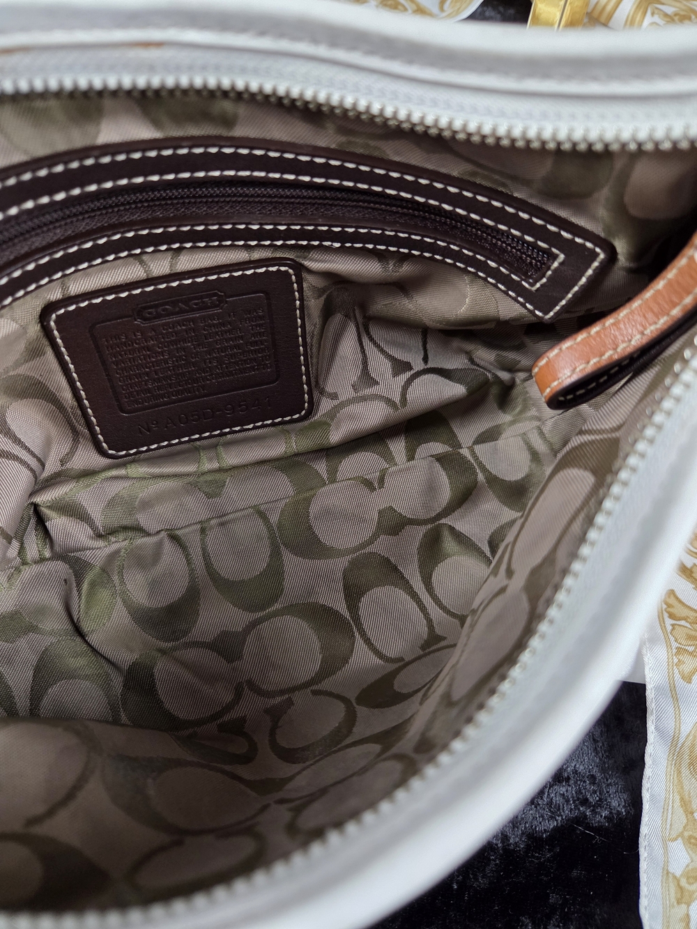 Coach Soho White Leather Hobo Shoulder Bag Buckle Strap Purse A05D-9547 - Picture 16 of 16